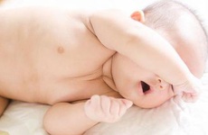 Tại sao trẻ sơ sinh hay vặn mình? Cách chăm sóc trẻ sơ sinh hay bị vặn mình an toàn