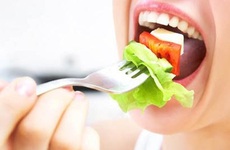 Trám răng xong có được ăn không? Bao lâu thì có thể ăn uống bình thường?