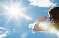 Hiện tượng mắt bị chói khi ra nắng, cần làm gì để bảo vệ mắt?