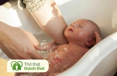 Trẻ bị viêm phế quản có được tắm không? Hướng dẫn cách tắm cho trẻ bị viêm phế quản