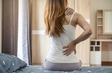 Nhiễm Omicron có khiến bạn bị đau lưng không?