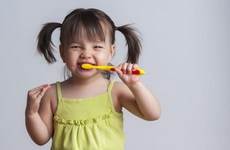 Hướng dẫn cách đánh răng cho trẻ 2 tuổi