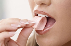 Nhai kẹo cao su nhiều có tốt không? Lợi ích và tác hại khi nhai kẹo cao su nhiều