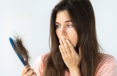 Rụng tóc nhiều ở nữ tuổi 17 có sao không? Cách khắc phục như thế nào?