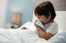 Trẻ bị sốc sốt xuất huyết: Dấu hiệu nhận biết và cách xử trí