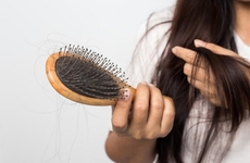 Bị rụng tóc ở tuổi dậy thì có mọc lại không?