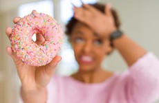 Ăn ngọt bị đau đầu do đâu? Mối liên hệ giữa đau đầu và sự thay đổi lượng đường trong máu là gì?