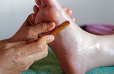 6 lợi ích khi bấm huyệt bàn chân và cách thực hiện