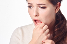 Tự nhiên miệng bị ngứa là bệnh gì? Miệng ngứa nổi mụn có nguy hiểm không?