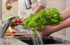 Cách rửa trái cây và rau củ sống phòng ngừa nguy cơ ngộ độc thực phẩm