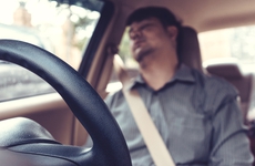 Ngủ trong xe ô tô bật điều hoà để tránh nóng nguy hiểm như thế nào?