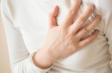 Cảm giác đau nhói như kim châm ở ngực là bệnh gì? Có phải dấu hiệu cảnh báo sớm ung thư vú không?