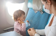 Trẻ bị viêm tai đi máy bay có ảnh hưởng gì không?