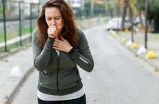 Hụt hơi, khó thở khi đi bộ: Nguyên nhân và cách đối phó