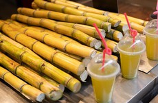 Mùa hè uống nước mía giải khát "cực đã" nhưng nhóm người này nên tránh xa kẻo "ôm bệnh"