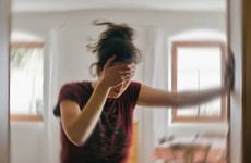 Mùa nắng nóng, ghi nhớ cách phân biệt nhanh sốc nhiệt, đột quỵ và  liệt dây thần kinh số 7