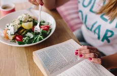 Bị mắc ung thư dạ dày ở tuổi 20 chỉ vì thói quen vừa ăn vừa đọc sách