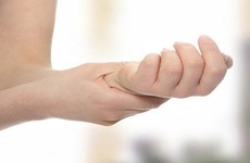 Khi bị đau cổ tay thì dùng thuốc gì?
