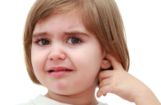 Bố mẹ đừng coi thường bệnh viêm tai ngoài ở trẻ em