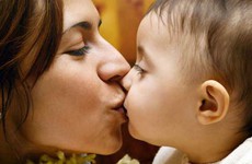 Hôn môi hay mớm cơm cho trẻ cũng có thể làm nhiễm bệnh