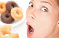 Tại sao bị ê buốt răng khi ăn đồ ngọt?