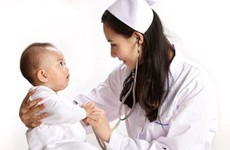 Cách điều trị tưa lưỡi ở trẻ mà bố mẹ nào cũng cần nhớ