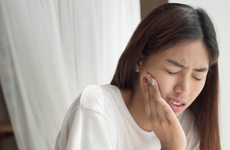 Làm thế nào để khắc phục triệu chứng ê buốt răng?