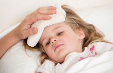 Cảnh giác với những biến chứng sốt virus ở trẻ em