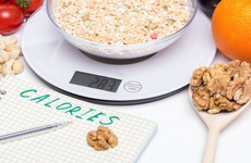 Thâm hụt calories là gì? Bạn nên ăn bao nhiêu để giảm cân an toàn và hiệu quả?