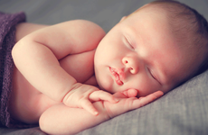 Cách làm giảm triệu chứng và giúp trẻ dễ ngủ khi thở khò khè