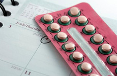 Có nên dùng thuốc ngừa thai để phòng tránh ung thư buồng trứng không?