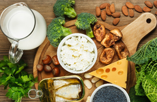 Dinh dưỡng cho người bị loãng xương: Những lưu ý trong chế độ ăn uống