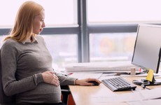 Hướng dẫn tư thế ngồi đúng để ngăn ngừa đau mỏi vai gáy khi mang thai