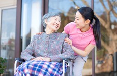 Hướng dẫn chăm sóc người cao tuổi bị loãng xương