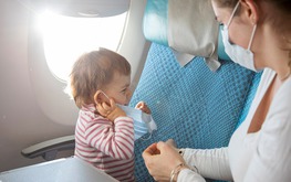 Trẻ bị viêm tai đi máy bay có ảnh hưởng gì không?