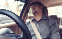 Ngủ trong xe ô tô bật điều hoà để tránh nóng nguy hiểm như thế nào?