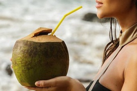 Uống nước dừa có tác dụng gì? Bị cảm có nên uống nước dừa không?