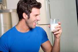 Nam giới uống sữa đậu nành hay bỏ điện thoại trong túi quần có gây vô sinh không?