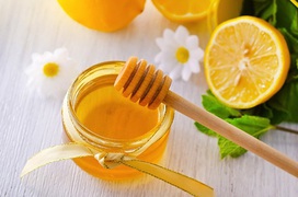 Hướng dẫn cách làm son dưỡng môi từ mật ong đơn giản, dễ thực hiện