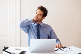 Đau vai gáy cột sống có nên chơi đá bóng không? Bác sĩ nói gì về tình trạng này?