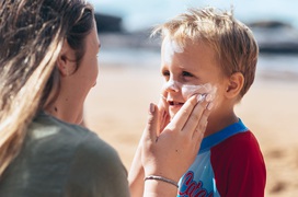 Chăm sóc da cho trẻ mùa hè, phụ huynh cần lưu ý điều gì?