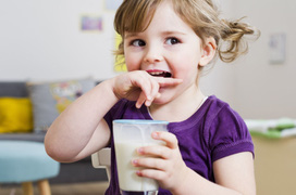 Trẻ uống nhiều sữa có gây dậy thì sớm không? Uống sữa công thức có gây dậy thì sớm không?