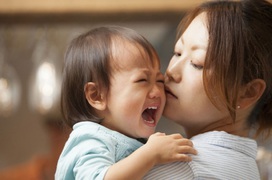 Khi trẻ 2 tuổi quấy khóc không rõ nguyên nhân bố mẹ cần làm gì?