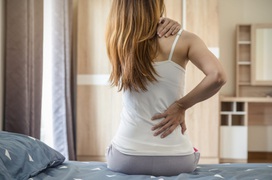 Nhiễm Omicron có khiến bạn bị đau lưng không?