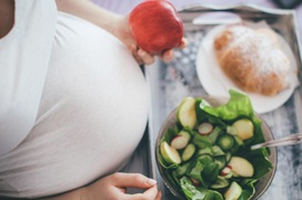 Chế độ dinh dưỡng khi mang thai lành mạnh giúp phòng tránh sinh con nhẹ cân