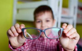 Bị cận không đeo kính có tăng độ không? Tác hại khi bị cận thị không đeo kính