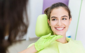 Những điều cần biết về tình trạng có màng trắng sau khi nhổ răng