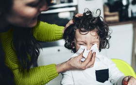Triệu chứng sớm của bệnh cúm ở người lớn và trẻ em có gì khác biệt?