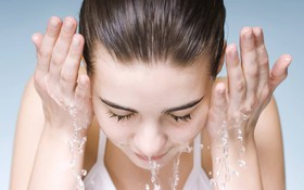 Mùa đông nên rửa mặt bằng nước lạnh hay nước nóng?