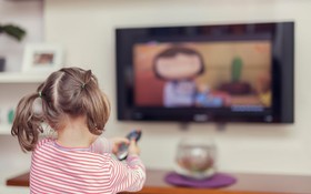 Trẻ xem ti vi, điện thoại nhiều: Bác sĩ cảnh báo dấu hiệu thị lực bất thường ở trẻ cần thăm khám